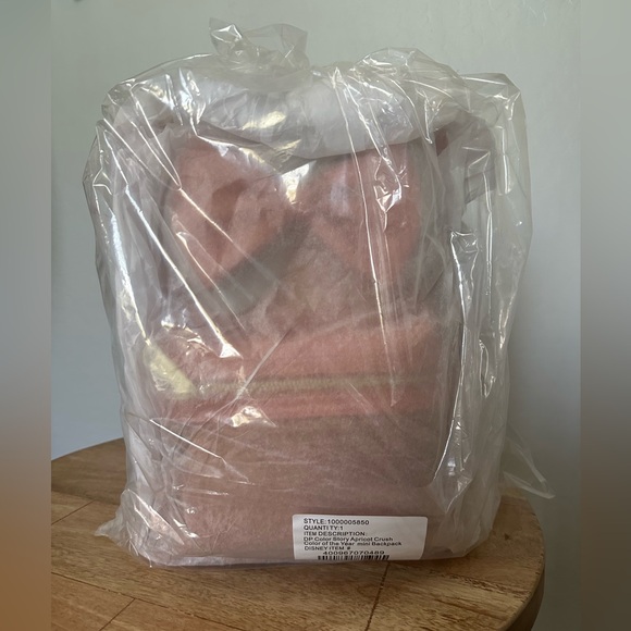 Disney Loungefly Backpack - Minnie Sequined - Peach Punch NWT - Picture 4 of 6